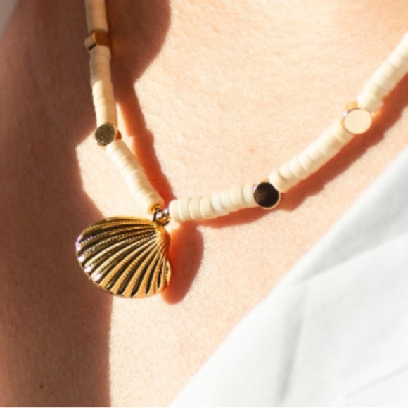 Shell necklace, sea shell Heishi beads choker, sea shell charm choker - Picture 2 of 3